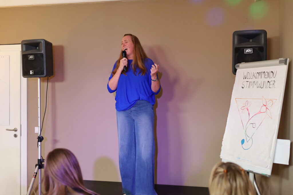 Mentaltraining, Mentalcoaching, Resilienztraining, Gesangstraining, Vocal Coaching, Vocal Coach, NLP, Persönlichkeitsentwicklung, Präsentationstraining, Stimmtraining, Coaching, Stimmtraining, Stimmbildung, Singen lernen, Bandleading, StimmWunder, Nives Farrier, Wien