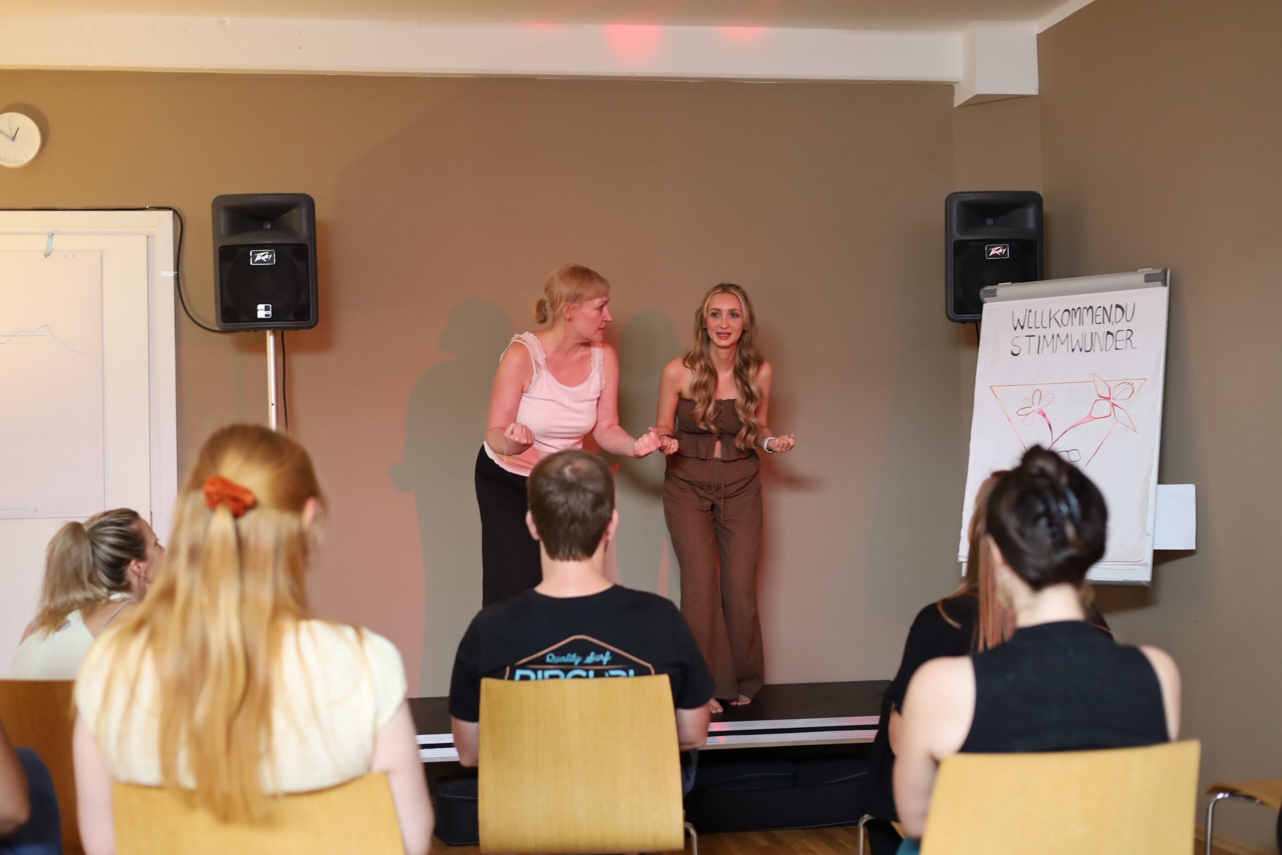 Mentaltraining, Mentalcoaching, Resilienztraining, Gesangstraining, Vocal Coaching, Vocal Coach, NLP, Persönlichkeitsentwicklung, Präsentationstraining, Stimmtraining, Coaching, Stimmtraining, Stimmbildung, Singen lernen, Bandleading, StimmWunder, Nives Farrier, Wien