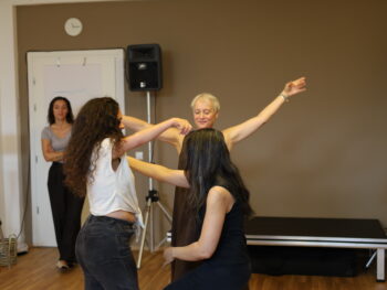 Gesangsausbildung, Singen lernen, Vocal coaching, Balladen singen, Powerstimme, Bühnenpräsenz lernen, Bühnenangst überwinden, Stimm -Modelling, Stimme verstehen, pop singen, rock singen, Performance, Stimmwunder by Nives Farrier, Wien