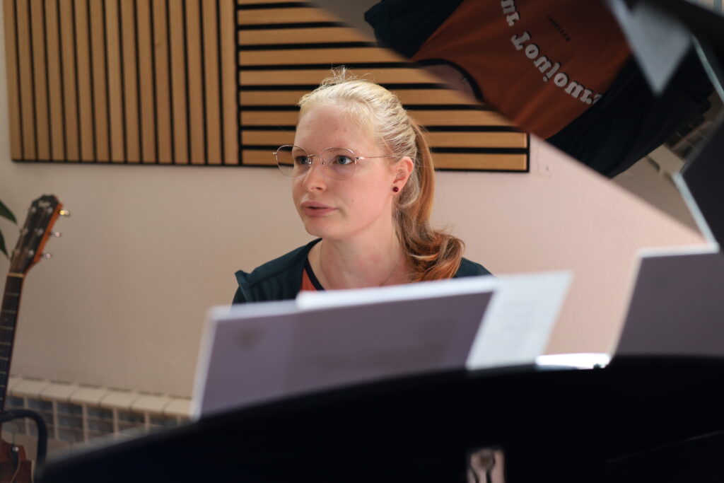 Gesangsausbildung, Singen lernen, Vocal coaching, Balladen singen, Powerstimme, Bühnenpräsenz lernen, Bühnenangst überwinden, Stimm -Modelling, Stimme verstehen, pop singen, rock singen, Performance, Stimmwunder by Nives Farrier, Wien