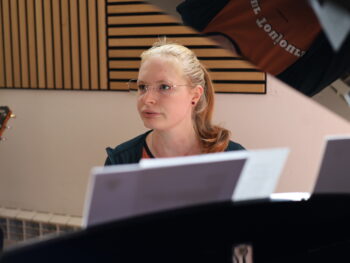 Gesangsausbildung, Singen lernen, Vocal coaching, Balladen singen, Powerstimme, Bühnenpräsenz lernen, Bühnenangst überwinden, Stimm -Modelling, Stimme verstehen, pop singen, rock singen, Performance, Stimmwunder by Nives Farrier, Wien