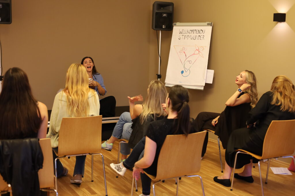 Gesangsausbildung, Stimme trainieren, Singen lernen, Bühnenangst überwinden, Stimmklang verbessern, Stimmwunder by Nives Farrier, Wien
