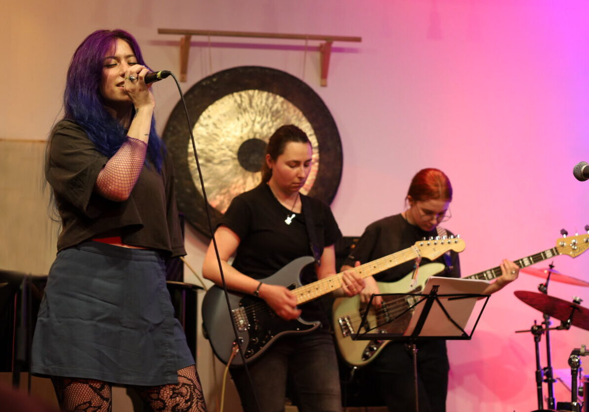 Gesangsausbildung, Sänger/in werden, Powerstimme, Stageband, Bühnenangst überwinden, singen lernen, Stimmtraining, Stimmwunder by Nives Farrier, Wien